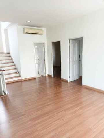 ให้เช่าทาวน์โฮม 3 ชั้นหลังมุม#บ้านกลางเมืองเดอะรอยัลโมนาโค#ทำเลศรีนครินทร์-พัฒนาการ#ซ.ศรีนครินทร์24ซอยอนามัย#MRTกลันตันAPLหัวหมาก#อ่อนนุช39พิกัด : ศรีนครินทร์ 24 แขวงสวนหลวง เขตสวนหลวง กรุงเทพฯ 10250ขนาดเนื้อที่ 23.5 ตรว.**หน้ากว้างพิเศษ 7 เมตร พื้นที่ใช้สอย 200 ตรม.มี 4 ห้องนอน, 4 ห้องน้ำมี 2 ที่จอดรถค่าเช่า 22,000/เดือน**สัญญาขั้นต่ำ 1 ปี**ประกัน 2 เดือน+ล่วงหน้า 1 เดือนสนใจโทรมาคุยราค