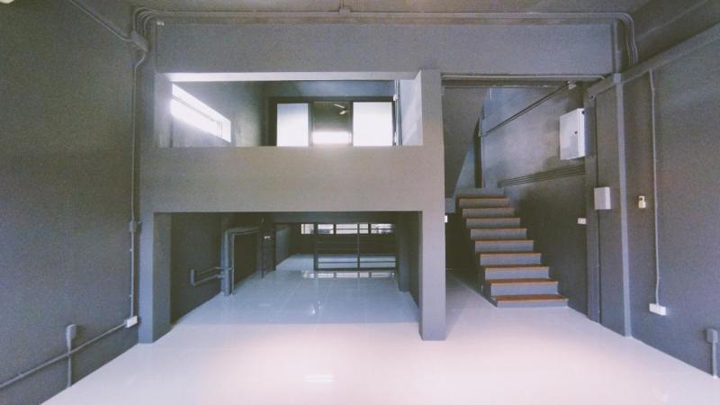 C3870 ให้เช่าทาวน์โฮม 4 ชั้น รีโนเวทใหม่ สไตล์ลอฟต์ ย่านรัชดาภิเษก 32