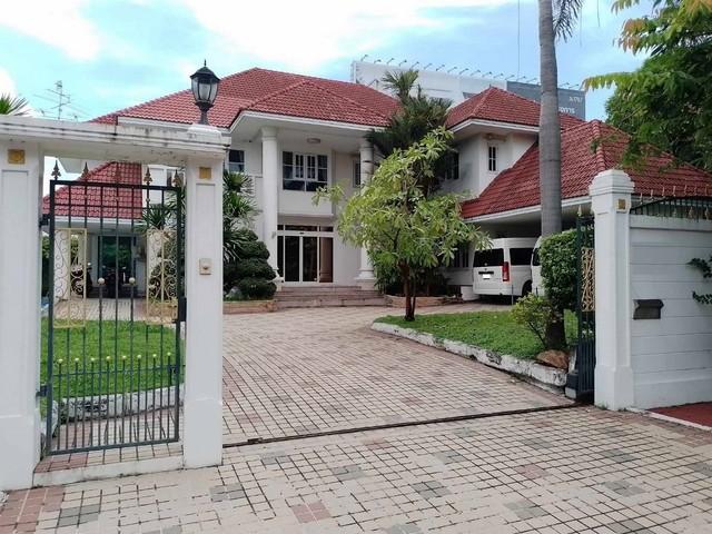 C3846 ขายบ้านเดี่ยว 2 ชั้น โครงการเลคไซด์วิลล่า 2 บางนา-ตราด กม.7 พร้อมสระว่ายน้ำ ใกล้เมกะบางนา ใกล้เซ็นทรัลบางนา เนื้อที่ 271 ตร.วา 6 ห้องนอน 5 ห้องน้ำ 1 นั่งเล่น + ครัวบิ๊วท์อิน 2 ครัว 2 ห้องเก็บของ 1 ห้องแม่บ้าน + ห้องน้ำแม่บ้านแยกต่างหาก จอดรถในร่มได้ 3 คันสนใจนัดชมติดต่อ รหัสประกาศC3846คุณเฟลม  0638956397ID line : 0638956397: https://line.me/ti/p/LTVhEi9gAFC3846 ขายบ้านเดี่ยว 2 ชั้น โครงการเลคไซด์วิลล่า 2 บางนา-ตราด กม.