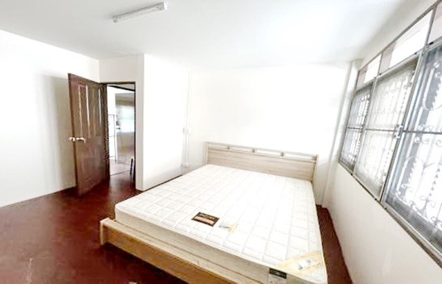 เงียบสงบ 78ตรว.เซนทรัล ยูเนี่ยนมอลล์ 11-17 ที่จอดรถ 4 MRTลาดพร้าว190ตรม.  3นอน 3น้ำ  4แอร์