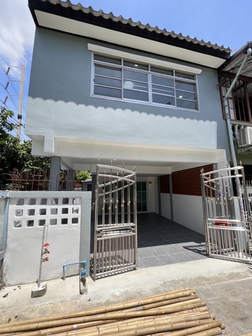 ลดราคา ขายทาวน์เฮ้าส์ 2ชั้น ม.บ้านเรือนขวัญนนทบุรี ซอย เรวดี 81 เนื้อที่ 24ตารางวา 3ห้องนอน 2ห้องนำ้  ต่อเติมเต็มหลังมุม,รีโนเวทใหม่ พร้อมอยู่ (บ้านเลขที่57 ทิศตะวันออก)สนใจต่อลองได้เจ้าของขายเอง——————————————————————————(ราคา2,690,000 บ. )จัดกู้ให้ฟรี ฟรีโอนกรมที่ดิน——————————————————————————ปักหมุด 13°5123.0  N 100°2940.1  Ehttps://maps.app.goo.gl/brSpvU9N454odpjG8?g_st=icสถานที่ใกล้เคียงใกล้ เซ็นทรัลรัตนาธ