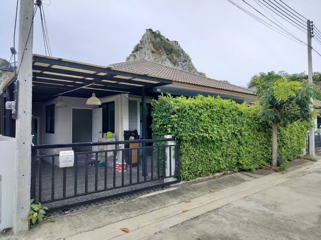 ขายบ้านพร้อมที่ดิน เนื้อที่ 40.5 ตร.วา ตำบลเกาะพลับพลา​  อำเภอเมืองราชบุรี​  จังหวัดราชบุรี​  3 ห้องนอน 1ห้องรับแขก 2ห้องน้ำ ต่อเติมห้องครัวด้านนอก พร้อมเข้าอยู่ คือเข้าอยู่ได้เลยจริงๆค่ะ ลากกระเป๋าเข้ามาได้เลยค่ะในบ้านมีทุกอย่างให้ครบ ห้องครัว ชุดห้องนอน 2ห้อง แอร์ 4ตัว มีเครื่องใช้ไฟฟ้าให้ครบทุกอย่างค่ะ  มีกล้องวงจรปิด4ตัว ปูพื้นกระเบื้องรอบบ้าน พื้นที่ต