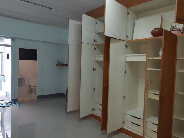 ขายด่วน ศรีรามคอนโดมิเนียมห้อง Studio ขนาด 30 ตารางเมตรราคาขาย 650,000 บาท สนใจติดต่อสอบถามรายละเอียดติดต่อ 087-9251866สถานที่ใกล้เคียง ศรีราม คอนโดมิเนียมทับช้าง 2 (1.2 กม.)7-Eleven (0.3 กม.)รร.นานาชาติฮีทฟิลด์ (0.3 กม.)รพ.เกษมราษฎร์ รามคำแหง (1.3 กม.)แม็คโคร รามคำแหง (1.7 กม.)ที่ตั้ง ซอยรามคำแหง 151/2 แขวงสะพานสูง เขตสะพานสูง กรุงเทพมหานคร 20240