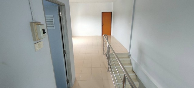 อาคารพาณิชย์ 2 ชั้นครึ่ง หลังมุม ถนนเกาะหลัก เมืองประจวบคีรีขันธ์