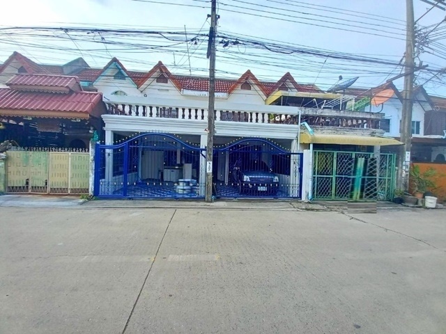 รามอินทรา42-46  36ตรว.ตลาดนัดเลียบด่วน ให้เช่าบ้านทาวน์เฮาส์2ชั้น 2คูหา(ทะลุถึงกัน) 280 ตรม. 15,999-17,999B-M 4นอน 3น้ำ 3จอดรถLiabDuan Market Townhouse 2-story for rent 2 Units through each other for living. Ramindra42-46 36sq.wa. 280 sq.m. 15,999-17,999 B-M 4bed 3bath 3parking.ซ.รามอินทรา 42-46 ถนนรามอินทรา แขวงคลองกุ่ม เขตบึงกุ่ม กรุงเทพมหานคร4 ห้องนอน 3 ห้องน้ำ2 จอดรถมีระเบียงสถานที่ใกล้เคียงโรงเรียนเตรียมแพทย์ เตรียมวิทย์พัฒนา กรุงเทพมหานคร ( 1 กม. )โรงเรียนสายอักษร ( 1 กม. )Vichupa Football