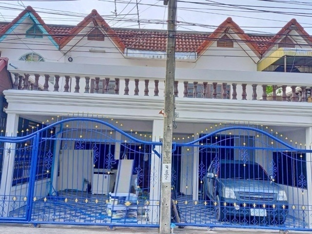 รามอินทรา42-46  37ตรว.ให้เช่าบ้านทาวน์เฮาส์2ชั้น 2คูหา(ทะลุถึงกัน)   282 ตรม. 16,999-17,999B-M 4นอน 3น้ำ 3จอดรถตลาดนัดเลียบด่วน Ramindra42-46 37sq.wa. 282 sq.m. 16,999-17,999 B-M 4bed 3bath 3parking. LiabDuan Market Townhouse 2-story for rent 2 Units through each other for living. ซ.รามอินทรา 42-46 ถนนรามอินทรา แขวงคลองกุ่ม เขตบึงกุ่ม กรุงเทพมหานคร4 ห้องนอน 3 ห้องน้ำ2 จอดรถมีระเบียงสถานที่ใกล้เคียงโรงเรียนเตรียมแพทย์ เตรียมวิทย์พัฒนา กรุงเทพมหานคร ( 1 กม. )โรงเรียนสายอักษร ( 1 กม. )Vichupa Footb