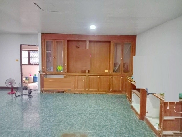 ตลาดนัดเลียบด่วน รามอินทรา42-46 36ตรว. 280 ตรม. ให้เช่าบ้านทาวน์เฮาส์2ชั้น 2คูหา(ทะลุถึงกัน)  4นอน 3น้ำ 3จอดรถ