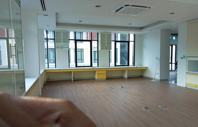 ให้เช่าโฮมออฟฟิศบ้านกลางกรุง ออฟฟิศ พาร์ค บางนา-ตราด กม. 2 ย่านเซ็นทรัล บางนา  เป็นบ้านเดี่ยว4 ชั้น