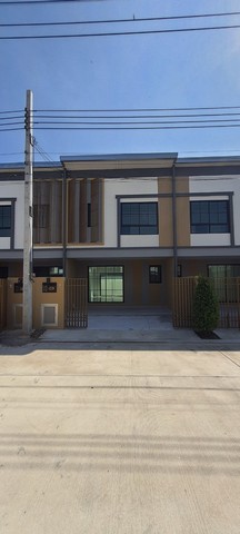 ขายด่วน ซื้อบ้านมีเงินทอน 800,000 บาท เจ้าของขายเอง ทาวน์เฮ้าส์ไซส์ใหญ่ 2 ชั้น บ้านใหม่มือ 1 หน้ากว้าง 5.7 เมตร พื้นที่ 21 ตร.วา