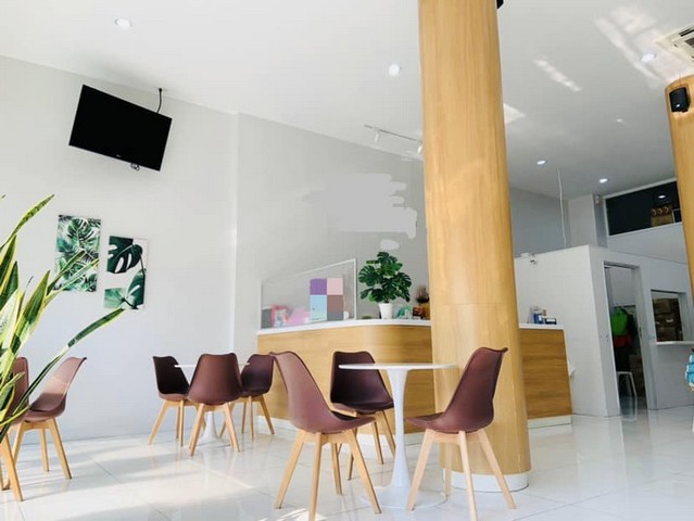 ให้เช่าอาคารพาณิชย์ 2 คูหา 3.5 ชั้น 450 ตรม. ย่านพระราม 4 ตรงข้ามช่อง 3 ติดสวนเพลินมาเก็ต ตึกรีโนเวทใหม่ พร้อมทำธุรกิจได้เลย