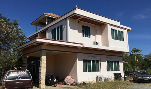 รายละเอียดเพิ่มเติมCode ID : PKK02-15024ราคาขาย     18,587,000 บาท- ขนาดพื้นที่ :  2,068 ตร.ว (5 ไร่ / 68 ตร.ว)  - พื้นที่ใช้สอย :   245 ตร.ม- จำนวนห้อง :   3 ห้องนอน 3 ห้องน้ำ (มีดาดฟ้า)- จอดรถ :    1-2 คัน- บ้านเดี่ยว  :    2 ชั้น- บ้านเดี่ยวหันทางทิศ :- อายุอาคาร :   11 ปีพิกัดทรัพย์ :    https://maps.app.goo.gl/us8eMVPntciDnU2s6สถานที่ใกล้เคียง- ใกล้บิ๊กซี มาร์เก็ต โนนสูง- ใกล้ซีเจ มอร์ สาขาตลาดโนนสูง   - ใกล้โลตัส โกเฟรช โนนสูง นครราชสีมา- ใกล้โรงพยาบาล