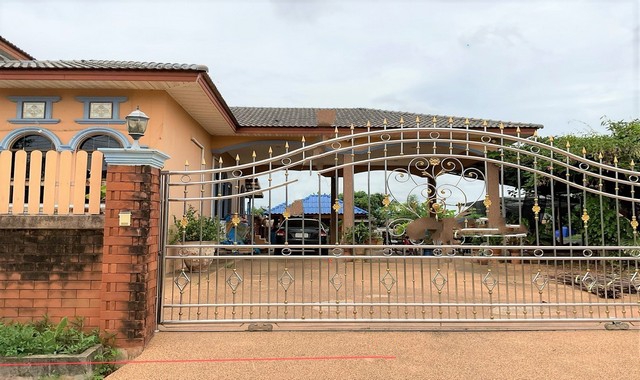 รายละเอียดเพิ่มเติมCode ID : PKK02-10140ราคาขาย     1,573,000 บาท- ขนาดพื้นที่ :  91 ตร.ว  - พื้นที่ใช้สอย :  233.20 ตร.ม- จำนวนห้อง :  2 ห้องนอน 1 ห้องน้ำ- จอดรถ :    1-2 คัน- บ้านเดี่ยว :     1 ชั้น- บ้านเดี่ยวหันทางทิศ :- อายุอาคาร :   14 ปีพิกัดทรัพย์ :     https://maps.app.goo.gl/3Ua8Y2P9AWYRrbpb8สถานที่ใกล้เคียง- ใกล้ซีเจ ซูเปอร์มาร์เก็ต สาขาห้วยแถลง- ใกล้โลตัส โกเฟรช ห้วยแถลง นครราชสีมา - ใกล้โลตัสเอ็กซ์เพรส ห้วยแถลง- ใกล้โรงเรียนบ้านหนอ