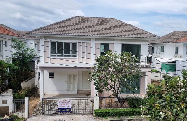 บ้านเดี่ยวรามอินทรา ขายบ้านเดี่ยวรามอินทรา บ้านเดี่ยว ขายบ้านเดี่ยว รามอินทรา บ้านเดี่ยวราคาถูก บ้านเดี่ยวมือสอง ถนนรามอินทราใกล้สถานีรถไฟฟ้าสายสีชมพู สถานี โรงพยาบาล นพรัตนราชธานี เปิดให้วิ่ง ตุลาคม 66 เจ้าของขายเอง ขายราคาทุน ค่าโอนออกคนละครึ่ง เป็นบ้านใหม่ยังไม่เคยอยู่ สภาพพร้อมอยู่ ดูแลรักษาดี ฉีดปลวกตามกำหนด ลักษณะเป็นบ้านเดี่ยว 2 ชั้น มี 4 ห้องน