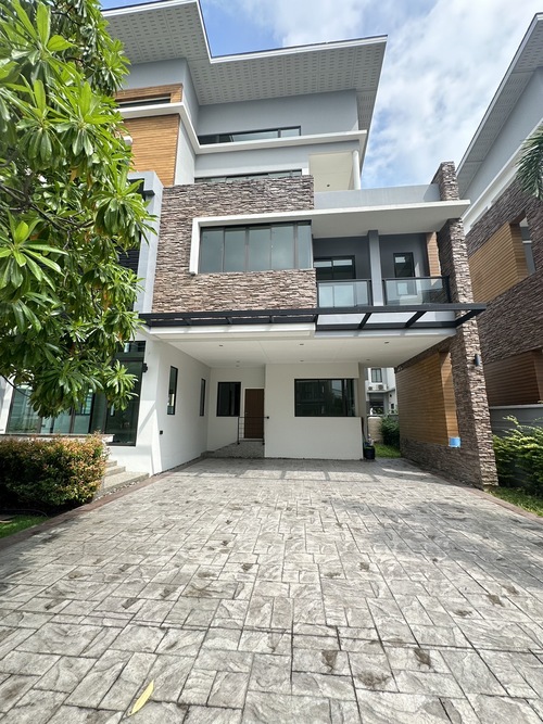 M8266The shelterบ้านเดี่ยวสุดหรู หรือ โฮมออฟฟิศสุดปัง-เลขที่ 55/26 ม.4 อ้อมใหญ่ อ.สามพราน จ.นครปฐม-ขนาด 114 ตร.ว 3 ชั้นครึ่ง-7 นอน 8 น้ำ 3 โถงใหญ่ จอดรถได้ 6 คัน(มีห้องแม่บ้าน)-บ้านใหม่มือ1 ไม่เคยเจ้าอยู่-แต่มีแม่บ้านคนสวนเข้ามาดูแลความสะอาดและความเรียบร้อย ทุกสัปดาห์ออกแบบสไตล์โมเดิร์นทันสมัย ใช้งานได้จริงคุ้มค่าทุกตารางเมตร เป็นบ้านเดี่ยวที่ใหญ่ที่สุดในย่านนี้-ติดถนนหลักเพ