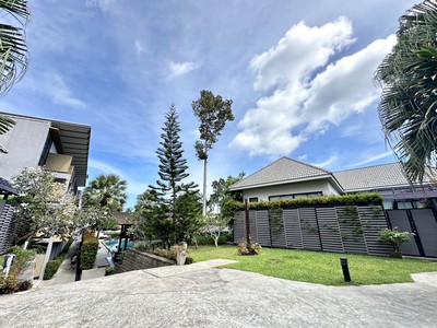 ขายด่วน! โรงแรม 4 ชั้น 31 ห้อง พร้อมพูลวิลล่า 14 หลัง บนพื้นที่ 3 ไร่ 3 งาน 10 ตร.วา ใกล้หาดเฉวง เกาะสมุย ติดถนนหลัก