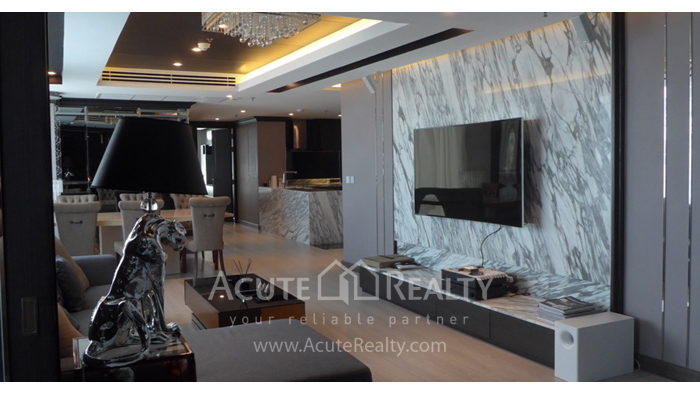 คอนโดขาย ให้เช่า  บ้านสิริ 31  ย่านสุขุมวิท ห้องตกแต่งสวย ห้องนอนและห้องนั่งเล่นขนาดใหญ่พร้อมห้องครัว ตกแต่งด้วยพื้นไม้สัก ภายในห้องตกแต่งด้วยไม้สักคลาสสิกและเฟอร์นิเจอร์จากอิตาลี พร้อมกับสิ่งอำนวยความสะดวกทั้งหมด เช่น เคาน์เตอร์ครัวอิตาเลียน BINOVA ซีเมนส์ จากุซซี่ ทีวี Sony Bravia เป็นต้น ท่ามกลางทัศนียภาพอันสวยงาม และเพียง 5 นาทีจากห้างเอ็มโพเรียมรหัสทรัพย์