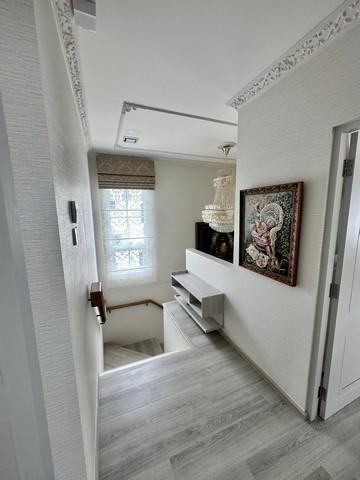 PT12 ให้เช่า ขาย บ้านเดี่ยว 2 ชั้น หมู่บ้าน ชัยพฤกษ์ บางนา กม. 15 CHAIYAPRUEK Bangna km 15 ตกแต่งเฟอร์ครบ พร้อมอยู่ 60 ตรว 3 ห้องนอนราคาเช่า 65,000 บาท/เดือนราคาขาย 11,000,000 บาทติดต่อ คุณช่อผกา 0616198565 LINE 0616198565บ้านเดี่ยว 2 ชั้น หมู่บ้านชัยพฤกษ์ บางนา กม. 15ขนาดที่ดิน 60.2 ตร.วา พื้นที่ใช้สอย 184 ตร.ม.3 ห้องนอน 4 ห้องน้ำWorking Area 1 ห้องที่จอดรถ 2 คันตกแต่งเฟอนิเจอร์เครื่องใช้ไฟฟ้าครบ สามารถเข้าอยู่ได้เลยบ้านโอบล้อมไ