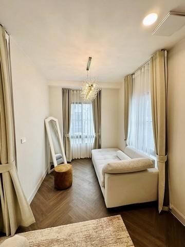 PT12 ขาย ให้เช่า บ้านหรู 2 ชั้น นันทวัน พระราม 9 Nantawan Rama 9ถนนกรุงเทพกรีฑาตัดใหม่ ซอยกาญจนาภิเษก 12 สไตล์ยุโรปฝรั่งเศส ใกล้นานาชาติ Wellington และ Brighton หลังมุม 4 ห้องนอนราคาขาย 43,000,000 บาทราคาเช่า 320,000 บาท/เดือนติดต่อ คุณช่อผกา 0616198565 LINE 0616198565บ้านหรู 2 ชั้น หลังมุม นันทวัน พระราม 9 กรุงเทพกรีฑาตัดใหม่ สไตล์ยุโรปฝรั่งเศส- เนื้อที่ 107 ตารางวา - พื้นที่ใช้สอย 302 ตารางเมตร- แปลงหัวมุมมีความเป็นส่วน