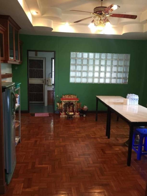 รหัส# TO779 ขายบ้านเดี่ยว 2 ชั้น 57 ตรว. โครงการเซนโทร บางนา ซอยขนานกับซอยราชวินิตบางแก้ว ตกแต่งพร้อมเข้าอยู่ ใกล้เมกะบางนา *** ราคาขาย 9,800,000 บาท ค่าโอนคนละครึ่ง  บ้านเดี่ยว 2 ชั้น โครงการเซนโทร บางนา ซอยขนานกับซอยราชวินิตบางแก้ว  - เนื้อที่ 57 ตารางวา- พื้นที่ใช้สอย : 164 ตร.ม. - 3 ห้องนอน 3 ห้องน้ำ- 1 ห้องนั่งเล่น + 1 ห้องน้ำ - 1 ห้องครัว- 1 ห้องครัวเล็ก เคาว์เตอร์บิ้วอิน - 1 ห้องเก็บของ- จ