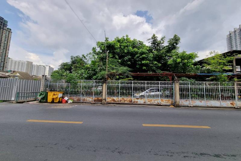 KWuid : 875762 ที่ดินท่าพระ ที่ดิน ขนาด 1-2-64 ไร่ หน้ากว้าง 37 เมตร ยาว 78 เมตร อยู่ย่านเศรษฐกิจสำคัญ แหล่งที่อยู่อาศัยหนาแน่นเพราะใกล้สถานีรถไฟฟ้า BTS และ MRT สะดวกสบายด้วยห้างใหญ่อย่างเดอะมอลล์ท่าพระและแวดล้อมด้วยตลาดอาหารมากมาย รวมถึงเชื่อมต่อไปย่านสำคัญ อย่างพระราม 3 และสาทร ได้ง่าย ตัวพื้นที่อยู่ติดถนนเทอดไท 33 เชื่อมต่อกับถนนรัชดาภิเษกด้วยซอย รัชดาภิเษก 11,13,15 ตรงข้าม�