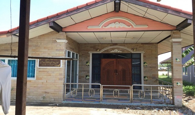 รายละเอียดเพิ่มเติมCode ID : PKK02-14229ราคาขาย        1,101,000 บาท- ขนาดพื้นที่ :   65 ตร.ว- พื้นที่ใช้สอย :    118 ตร.ม- จำนวนห้อง :  2 ห้องนอน 1 ห้องน้ำ- จอดรถ :    1-2 คัน- บ้านเดี่ยว  :    1 ชั้น- บ้านเดี่ยวหันทางทิศ :- อายุอาคาร :   14 ปีพิกัดทรัพย์ :   https://maps.app.goo.gl/xJd92uneLyQQPBtk7สถานที่ใกล้เคียง- ใกล้โลตัส โกเฟรช คง - ใกล้ซีเจ ซูเปอร์มาร์เก็ต สาขาหนองหัวฟาน- ใกล้ซีเจ มอร์ สาขาเมืองคง- ใกล้โรงเรียนบ้านหนองบัวกระจายสอบถามเพิ