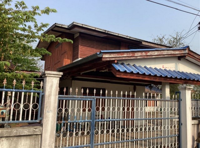 รายละเอียดเพิ่มเติมCode ID : PKK02-15614ราคาขาย        2,419,000 บาท- ขนาดพื้นที่ :   80 ตร.ว - พื้นที่ใช้สอย :   126.25 ตร.ม- จำนวนห้อง :  2 ห้องนอน 1 ห้องน้ำ- จอดรถ :    1-2 คัน- บ้านครึ่งตึกครึ่งไม้ :    2 ชั้น- บ้านครึ่งตึกครึ่งไม้หันทางทิศ :- อายุอาคาร :   19 ปีพิกัดทรัพย์ :   https://maps.app.goo.gl/EYW3MRTYZg7h9Zp8Aสถานที่ใกล้เคียง- ใกล้โลตัส ถนนช้างเผือก - ใกล้ซีเจ ซูเปอร์มาร์เก็ต สาขาบึงพญาปราบ- ใกล้ซีเจ ซูเปอร์มาร์เก็ต สาขาทุ่งสว่าง- 