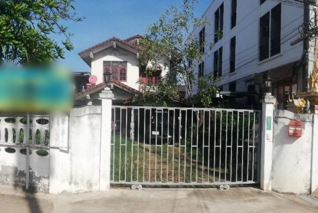 รายละเอียดเพิ่มเติมCode ID :   PKK02-15545ราคาขาย         4,625,000 บาท- ขนาดพื้นที่ :  100 ตร.ว (1 งาน)- พื้นที่ใช้สอย :  227 ตร.ม- จำนวนห้อง :  4 ห้องนอน 2 ห้องน้ำ - จอดรถ :    1-2 คัน- บ้านเดี่ยว  :   2 ชั้น- บ้านเดี่ยวหันทางทิศ :- อายุอาคาร :    32 ปีพิกัดทรัพย์ :   https://maps.app.goo.gl/4RXpUVq1orEeEF9L9สถานที่ใกล้เคียง- ใกล้เซ็นทรัล โคราช- ใกล้ซีเจ ซูเปอร์มาร์เก็ต สาขาบึงพญาปราบ- ใกล้ท็อปส์ สาขา เซ็นทรัลโคราช - ใกล้โลตัส ถนนช้างเผือกสอบถามเ