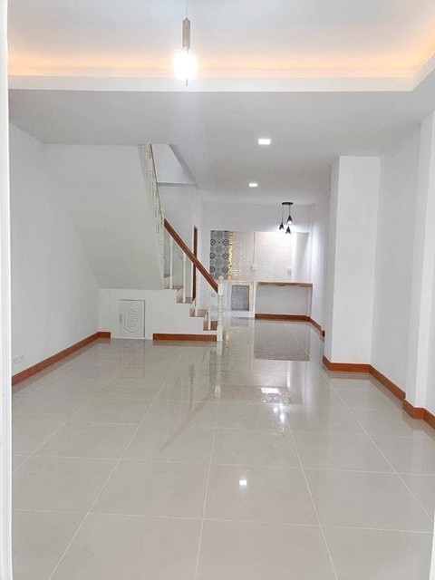 อยู่วิทยา หนองจอก กทม. 17 ตรว. ม.เทคโนโลยีมหานคร ขายทาวน์เฮ้าส์ 2 ชั้น  โลตัส 2นอน 2น้ำ 2จอดรถ