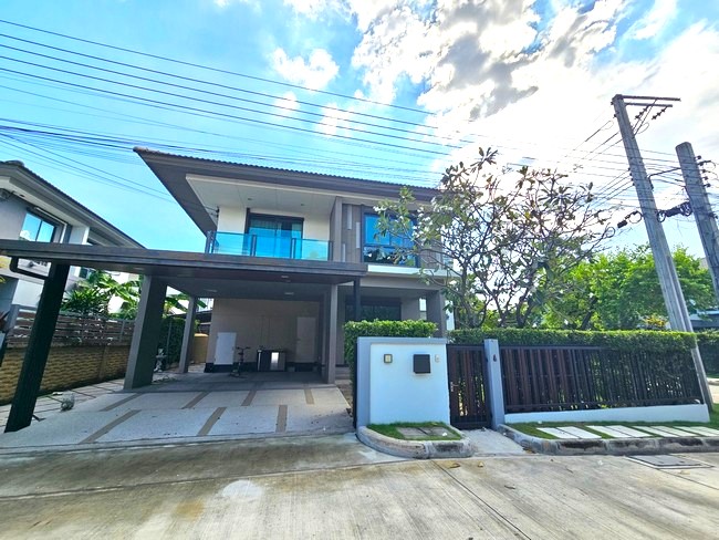 sss353 ขาย บ้านเดี่ยว บุราสิริ วงแหวน-อ่อนนุช Burasiri Wongwaen-Onnuch หลังมุมที่ตั้ง ซ.กาญจนาภิเษก 39 ถนนกาญจนาภิเษก(วงแหวนรอบนอก) ต.ราชาเทวะ อ.บางพลี จ.สมุทรปราการขนาด 188 ตรม. 72.6 ตรว. หลังมุม 4นอน 4 ห้องน้ำ สถานที่สำคัญใกล้เคียงโรงเรียนนานาชาติ Concordian  โรงเรียนนานาชาติ Berkley โรงเรียนราชวินิต บางแก้ว  โรงเรียนบางกอกพัฒนาAirport Rail Link สถานีลาดกระบัง  BTS สถานีบางนาและสถานีอุดมสุข สนามบินสุวรรณภูมิ 