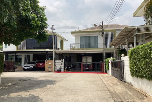 รายละเอียดเพิ่มเติมCode ID :   PKK02-15538ราคาขาย         4,600,000 บาท- ขนาดพื้นที่ :  74.80 ตร.ว - พื้นที่ใช้สอย :  323.25 ตร.ม- จำนวนห้อง :  4 ห้องนอน 3 ห้องน้ำ - จอดรถ :    1-2 คัน- บ้านเดี่ยว  :   2 ชั้น- บ้านเดี่ยวหันทางทิศ :- อายุอาคาร :    8 ปีพิกัดทรัพย์ :   https://maps.app.goo.gl/7xgGCaux9DxDacsGAสถานที่ใกล้เคียง- ใกล้ตลาดเทิดไท ตาลคู่- ใกล้ซีเจ ซูเปอร์มาร์เก็ต สาขาบ้านยางใหญ่- ใกล้โลตัส โก เฟรช หลังการเคหะ นครราชสีมา - ใกล้ตลาดนัดบ้านยาง