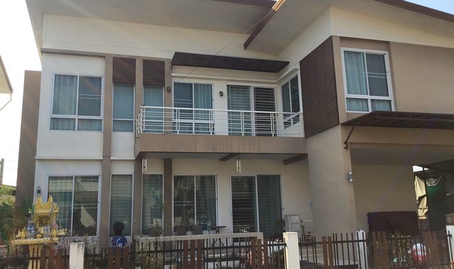 รายละเอียดเพิ่มเติมCode ID :   PKK02-15308ราคาขาย         4,080,000 บาท- ขนาดพื้นที่ :  69 ตร.ว - พื้นที่ใช้สอย :  208 ตร.ม- จำนวนห้อง :  3 ห้องนอน 3 ห้องน้ำ - จอดรถ :    1-2 คัน- บ้านเดี่ยว  :   2 ชั้น- บ้านเดี่ยวหันทางทิศ :- อายุอาคาร :    8 ปีพิกัดทรัพย์ :   https://maps.app.goo.gl/kRdhYNmk5QwKxbTAAสถานที่ใกล้เคียง- ใกล้โลตัส โกเฟรช จอหอ- ใกล้โลตัส โกเฟรช ชุมชนรัตนพิธาน นครราชสีมา- ใกล้วัดบ้านปูนหนองพิมาน- ใกล้โรงเรียนมหิศราธิบดีสอบถามเพิ่ม