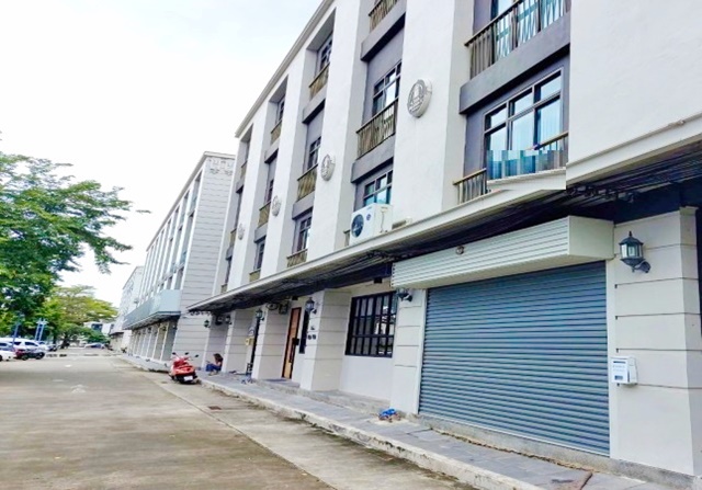 ลาดพร้าว 112 ตกแต่งใหม่ วัดเทพลีลา สำนักงานให้เช่า 4 ชั้น รามคำแหง49-55 เดอะมอลล์ รามคำแหง 21ตรว. 270ตรม. 44,999B-M 6นอน 3น้ำ 2จอดรถ 8แอร์ThepLila Temple Office for rent 4 floors. Ramkhamhaeng49-55 Lat Phrao 112newly decorated The Mall Ramkhamhaeng 21sq.wa. 270sq.m. 44,999B-M 6bed 3bath 2parking 8A/C.ถ.รามคำแหง แขวงพลับพลา เขตวังทองหลาง กรุงเทพมหานคร 103126 ห้องนอน3 ห้องน้ำ2จอดรถ8 แอร์ห้องเปล่าพร้อมใช้งาน (ไม่มีเฟอร์นิเจอร์)Scan นิ้วมือเข้า-ออกประตูเหล็กม้วนด้านหน้าสถานที่ใกล้เคียงโรงเ