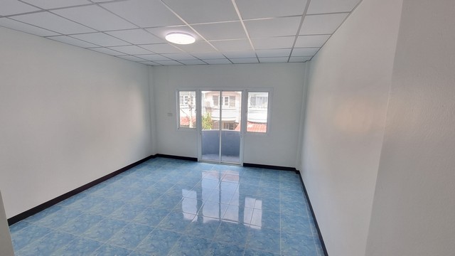 ขาย ด่วนๆ ทาวน์เฮ้าส์ 3 ชั้น รีโนเวทพร้อมอยู่ เพชรเกษม81 ราคาพิเศษ 1.75 ลบ ฟรีโอน