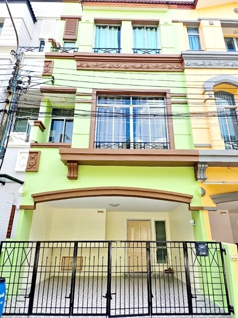 รร.นานาชาติไทย-สิงคโปร์  ทาวน์โฮม 3 ชั้น เฟอร์ครบ อนุญาตเลี้ยงสัตว์ 23 ตรว. 218 ตรม. 27,998B-M 3นอน 3น้ำ 3จอดรถ 4แอร์Thai-Singapore International School 3-story townhome fully furnished pets allowed 23sq.wa. 218sq.m. 27,998B-M 3bed 3bath 3parking 4A/C.ซ.ศรีด่าน 4 ถ.ศรีนครินทร์ ต.สำโรงเหนือ อ.เมืองสมุทรปราการ สมุทรปราการ 10270ปรับปรุงใหม่ทั้งหลัง  และเครื่องปรับอากาศใหม่ พร้อมอยู่  บ้านตั้งอยู่ด้านหน้าโครงการ บรรยากาศดี 3 ห้องนอน 3  ห้องน้ำ 1 ห้องนั่งเล่น1 ห้องครัว3 จอ