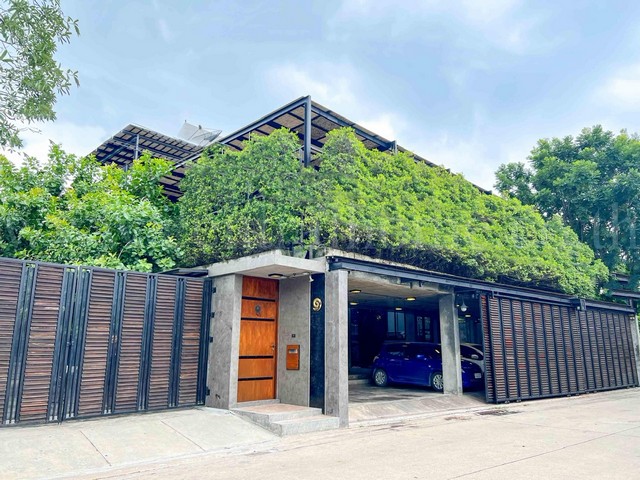 รหัสทรัพย์ 4322โฮมออฟฟิศ 3 ชั้น Modern Loft มีสระว่ายน้ำ ซอย รามคำแหง 118 ที่ตั้ง : ถนนรามคำแหง แขวงสะพานสูง  เขตสะพานสูง  กรุงเทพมหานคร 10240รายละเอียดทรัพย์ :- โฮมออฟฟิศ 3 ชั้น ตกแต่งสไตล์ Modern Loft- เนื้อที่ 199 ตารางวา พื้นที่ใช้สอย 1,100 ตารางเมตร- มีสระว่ายน้ำ ระบบน้ำเกลือ - 4 ห้องนอน 7 ห้องน้ำ 7 ห้องอเนกประสงค์- ก่อสร้างแบบ Flat Slab รองรับแผ่นดินไหว และก่อสร้างถูกหลักฮวงจุ้ย- มีบ่อปลาคราฟ และ