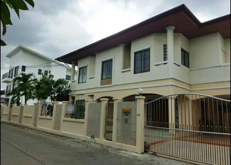 ให้เช่า บ้านเดี่ยว 2 ชั้น ลาดพร้าววังหิน 34 โชคชัย 4 ซอย 51 แขวงลาดพร้าว เขตลาดพร้าวค่าเช่า 80,000 บาท/เดือนให้เช่า บ้านเดี่ยว 2 ชั้น ลาดพร้าววังหิน 34 โชคชัย 4 ซอย 51ขนาดเนื้อที่ 124 ตารางวา 5 ห้องนอน (พร้อมเตียงไม้สัก ตู้เสื้อผ้า โต๊ะเขียนหนังสือ โซฟา ห้องน้ำในห้องนอน ) 6 ห้องน้ำ (พร้อม อ่างอาบน้ำ เครื่องทำน้ำร้อน น้ำอุ่น และห้องจาคูซี่) 1 ห้องรับแขก 1 ห้องดูทีวี 1 ห้องทำงาน 2 ห้อง