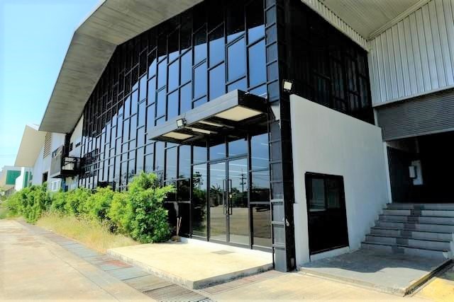 Sm539  ขายโรงงาน  11 ไร่ พร้อมใบอนุญาตประกอบกิจการโรงงาน ในนิคมเกตุเวย์ แปลงยาว ฉะเชิงเทรารายละเอียด ขาย โรงงานพร้อมใบอนุญาตประกอบกิจการโรงงานเนื้อที่ 11-0-97.7 ไร่   พื้นที่ใช้สอยทั้งหมด  8,000 ตารางเมตรพื้นโรงงานยกสูงจากพื้นดิน  1 เมตร  200 กิโล/ตารางเมตรตัวอาคารมี 4 โรง ดังนี้โรง 1  - พื้นที่ใช้สอย  2,125  ตร.ม.- ประตูชัตเตอร์ กว้าง 5 เมตร สูง 5 เมตร- มีออฟฟิศ แต่สำหรับฝ่ายปฏิบัติงาน- �