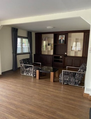 ให้เช่าบ้านเดี่ยวทำออฟฟิศจดทะเบียนได้ ใกล้มอเตอร์เวย์และทางด่วน พระราม 9  ย่านพัฒนาการ 74 โครงการบ้านเมืองทอง2/1