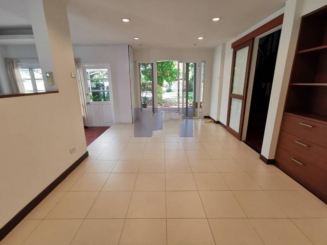 ให้เช่าบ้านเดี่ยว2ชั้นมีบริเวณซ.สุขุมวิท3 ห้องนอน 3 ห้องน้ำ130ตรว.อยู่ในหมู่บ้านส่วนตัว ใกล้ BTS สุขุมวิท MRT สิริกิตติ์เลี้ยงสัตว์ได้