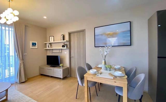 HQ Thonglor, spacious, nice, clean, 19th floor, BTS Thonglor.***Service for selling/renting houses, condos and giving advice. If interested, contact at any time***Interested in additional details or pictures or making an appointment to see the room?Contact Ekachai (Aui)T. 089-799-5598Line ID: @auiauiaui001 (add @ in front as well)Room type: 1 bedroom, 1 bathroomSize 58 sq m., 19th floorClean room, beautifully decorated, ready to move in.details-------------------------------------------------- ------------Rental price: 50,000 baht/monthSelling price: 12.57 million baht-------------------------------------------------- ------------* Complete electrical appliances- Air conditioning- fridge- TV- washing machine-------------------------------------------------- ------------*Nearby important places (Based on information from Google Map)1. Marketplace2. Thonglor Police Station3. BTS Thonglor-------------------------------------------------- ------------Rental conditions1 year rental contract