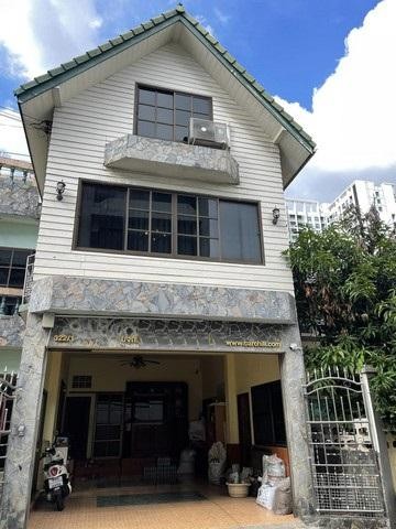 PB3443 ขายบ้านแฝด 2 ชั้น ย่านใจกลางรัชดา ถนนรัชดา 17 อินทามะระ 47 ใกล้ MRT สุทธิสารและห้วยขวางติดต่อ คุณบิว 081 252 3279 หรือ 061 619 8565ID line : 061 787 9691ราคาขาย 6,500,000 บาท ฟรีโอนบ้านแฝดใจกลางรัชดา 2 ชั้นครึ่ง ถนนรัชดา 17 อินทามะระ 47เนื้อที่ 24.9 ตรว.พื้นที่ใช้สอย 150 ตรม2 ห้องนอน2 ห้องน้ำ1 ห้องครัว1 ห้องทานข้าว1 ห้องนั่งเล่น1 ห้องพระดาดฟ้ากว้างมากจอดรถ 1 คันเฟอร์นิเจอร์บางส่วน (เตียง โซฟาโต๊ะอาหารและ ตู้บ