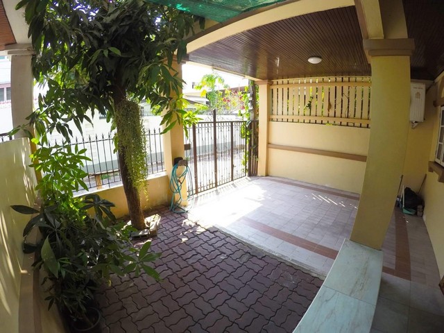 รหัส# TO723 ให้เช่าทาวโฮม 3 ขั้น 4 ห้องนอน ปรีดีพนมยงค์13 สุขุมวิท71 เดินทางสะดวก ใกล้ BTS พระโขนง*** ราคาเช่า 30,000 บาท/เดือน    ทาวน์โฮม 3 ชั้น ซอยปรีดีพนมยงค์13 ถนนสุขุมวิท71 เนื้อที่ 24 ตร.วา4 ห้องนอน 4 ห้องน้ำ 1 ห้องครัว 5 แอร์ 2 เครื่องทำน้ำอุ่น 1 เตาอบ พื้นชั้นล่างเป็นหินอ่อน ชั้นบนเป็นปาร์เก้ จอดรถในบ้านได้ 1 คัน หน้าบ้าน 1 คัน รอบๆ มีพื้นที่จอดรถอีกทำเลดี เหมาะทำออฟฟิศหรือพักอาศั