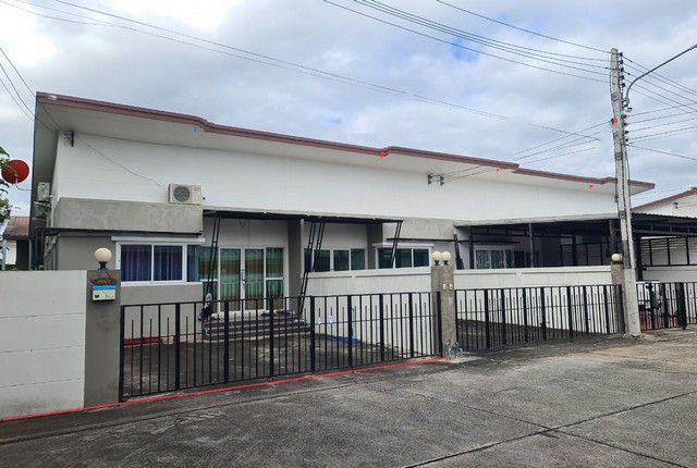 รายละเอียดเพิ่มเติมCode ID : PKK02-14047ราคาขาย       1,550,000 บาท- ขนาดพื้นที่ :  37.60 ตร.ว - พื้นที่ใช้สอย :   60 ตร.ม- จำนวนห้อง :  2 ห้องนอน 1 ห้องน้ำ - จอดรถ :   1-2 คัน- บ้านเดี่ยว :     1 ชั้น- บ้านเดี่ยวหันทางทิศ :- อายุอาคาร :    5 ปีพิกัดทรัพย์ :   https://maps.app.goo.gl/YnAwwPe7e1bw2dVe7สถานที่ใกล้เคียง- ใกล้มินิบิ๊กซี ฟู้ดรีพับลิค- ใกล้โลตัส โกเฟรช ป่าช้าจีน นครราชสีมา- ใกล้ซีเจ ซูเปอร์มาร์เก็ต สาขาหัวทะเล- ใกล้ตลาดนัดคลองถม เต็ง