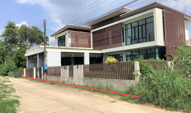 รายละเอียดเพิ่มเติมCode ID : PKK02-13984ราคาขาย     5,948,000 บาท- ขนาดพื้นที่ :  120 ตร.ว (1 งาน / 20 ตร.ว)- พื้นที่ใช้สอย :   357.76 ตร.ม- จำนวนห้อง :  3 ห้องนอน 4 ห้องน้ำ - จอดรถ :   1-2 คัน- บ้านเดี่ยว :   2 ชั้น- บ้านเดี่ยวหันทางทิศ :- อายุอาคาร :    11 ปีพิกัดทรัพย์ :   https://maps.app.goo.gl/LLBMhKFN4DZdkxnF6สถานที่ใกล้เคียง- ใกล้โลตัส โคราชเวส - ใกล้แม็คโคร ตลาดเซฟวัน- ใกล้โลตัส โกเฟรช ตลาดเซฟวัน- ใกล้บิ๊กซี ซูเปอร์เซ็นเตอร์ นครราชสีมา 2 (สืบศิ