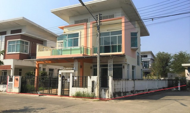 รายละเอียดเพิ่มเติมCode ID : PKK02-13730ราคาขาย     4,600,000 บาท- ขนาดพื้นที่ :  80 ตร.ว- พื้นที่ใช้สอย :    200.30 ตร.ม- จำนวนห้อง :  4 ห้องนอน 2 ห้องน้ำ - จอดรถ :   1-2 คัน- บ้านเดี่ยว :   2 ชั้น- บ้านเดี่ยวหันทางทิศ :- อายุอาคาร :    10 ปีพิกัดทรัพย์ : https://maps.app.goo.gl/pmwWpjQhfPd2YPJ38สถานที่ใกล้เคียง- ใกล้โลตัส โกเฟรช ชุมชนสวนพริกไทย - ใกล้ซีเจ ซูเปอร์มาร์เก็ต สาขาศีรษะละเลิง- ใกล้โลตัส โกเฟรช ตลาดเซฟวัน- ใกล้แม็คโคร ตลาดเซฟวันสอ