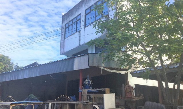 รายละเอียดเพิ่มเติมCode ID :   PKK02-13156ราคาขาย         2,052,000 บาท- ขนาดพื้นที่ :  53 ตร.ว - พื้นที่ใช้สอย :  334.38 ตร.ม- จำนวนห้อง :   3 ห้องนอน 2 ห้องน้ำ (มีชั้นลอย)- จอดรถ :    1-2 คัน- บ้านเดี่ยว :     2 ชั้น- บ้านเดี่ยวหันทางทิศ :- อายุอาคาร :   17  ปีพิกัดทรัพย์ :   https://maps.app.goo.gl/yd9PSJbKVqRpmYJ88สถานที่ใกล้เคียง- ใกล้มินิบิ๊กซี ชุมชนบ้านโพธิ์ นครราชสีมา- ใกล้ตลาดนัดลองตอง - ใกล้ซีเจ ซูเปอร์มาร์เก็ต สาขาชุมชนบ้านโพธิ์- ใกล้โรง