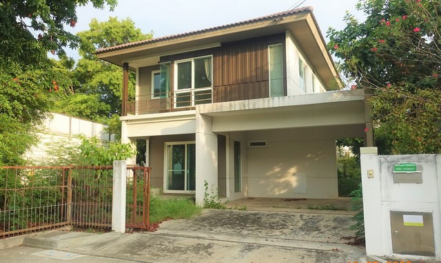 รายละเอียดเพิ่มเติมCode ID :   PKK02-13026ราคาขาย         4,022,000 บาท- ขนาดพื้นที่ :  56 ตร.ว - พื้นที่ใช้สอย :  140.50 ตร.ม- จำนวนห้อง :   3 ห้องนอน 2 ห้องน้ำ - จอดรถ :    1-2 คัน- บ้านเดี่ยว :     2 ชั้น- บ้านเดี่ยวหันทางทิศ :- อายุอาคาร :   9  ปีพิกัดทรัพย์ :   https://maps.app.goo.gl/N7y9CawHDMfqhg2P6สถานที่ใกล้เคียง- ใกล้ตลาดเทิดไท ตาลคู่- ใกล้โลตัส สาขายางใหญ่- ใกล้ซีเจ ซูเปอร์มาร์เก็ต สาขาบ้านยางใหญ่- ใกล้โรงเรียนบ้านยางน้อยหัวสิบสอบถามเ