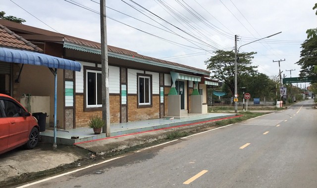 รายละเอียดเพิ่มเติมCode ID :   PKK02-11580ราคาขาย         1,908,000 บาท- ขนาดพื้นที่ :   97 ตร.ว - พื้นที่ใช้สอย :    252.51 ตร.ม- จำนวนห้อง :   5 ห้องนอน 3 ห้องน้ำ - จอดรถ :    1-2 คัน- บ้านเดี่ยว :     1 ชั้น- บ้านเดี่ยวหันทางทิศ :- อายุอาคาร :   9  ปีพิกัดทรัพย์ :   https://maps.app.goo.gl/Uy7pQtEBvbPVvYH69สถานที่ใกล้เคียง- ใกล้ตลาดสดนงค์เล็ก - ใกล้โลตัส โกเฟรช จอหอ- ใกล้ซีเจ ซูเปอร์มาร์เก็ต สาขาชุมชนบ้านโพธิ์- ใกล้โรงเรียนบ้านบุ(ประชารัฐพัฒนา)สอบ