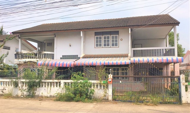 รายละเอียดเพิ่มเติมCode ID :   PKK02-07994ราคาขาย         2,121,000 บาท- ขนาดพื้นที่ :   69 ตร.ว  - พื้นที่ใช้สอย :     288 ตร.ม- จำนวนห้อง :   5 ห้องนอน 3 ห้องน้ำ - จอดรถ :    1-2 คัน- บ้านเดี่ยว :     2 ชั้น- บ้านเดี่ยวหันทางทิศ :- อายุอาคาร :   22  ปีพิกัดทรัพย์ :   https://maps.app.goo.gl/BdNuRVA1d56SZSRq6สถานที่ใกล้เคียง- ใกล้แม็คโคร ตลาดเซฟวัน- ใกล้โลตัส โกเฟรช ถนนมุขมนตรี - ใกล้โรงพยาบาลสาตรเวช นครราชสีมา- ใกล้โรงเรียนบ้านหลักร้อยสอบถามเพิ่ม