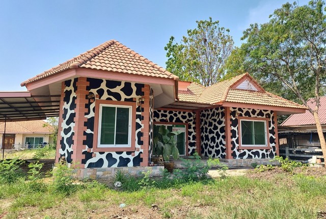 รายละเอียดเพิ่มเติมCode ID :   PKK02-13831ราคาขาย         1,401,000 บาท- ขนาดพื้นที่ :   97 ตร.ว  - พื้นที่ใช้สอย :     88.10 ตร.ม- จำนวนห้อง :   2 ห้องนอน 1 ห้องน้ำ - จอดรถ :    1-2 คัน- บ้านเดี่ยว :     1 ชั้น- บ้านเดี่ยวหันทางทิศ :- อายุอาคาร :   12  ปีพิกัดทรัพย์ :   https://maps.app.goo.gl/4UwHH63ctW6EB9T79สถานที่ใกล้เคียง- ใกล้โลตัส โก เฟรช ป้าง 2 นครราชสีมา - ใกล้ซีเจ ซูเปอร์มาร์เก็ต สาขาตลาดฟูไน- ใกล้วัดป่าสถานีใหม่จันทึก- ใกล้วัดหนองกระทุ่มสอบ